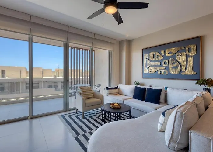 Elegant With Heated Pool, Pickleball, Gym & Garden Views Ferienhaus