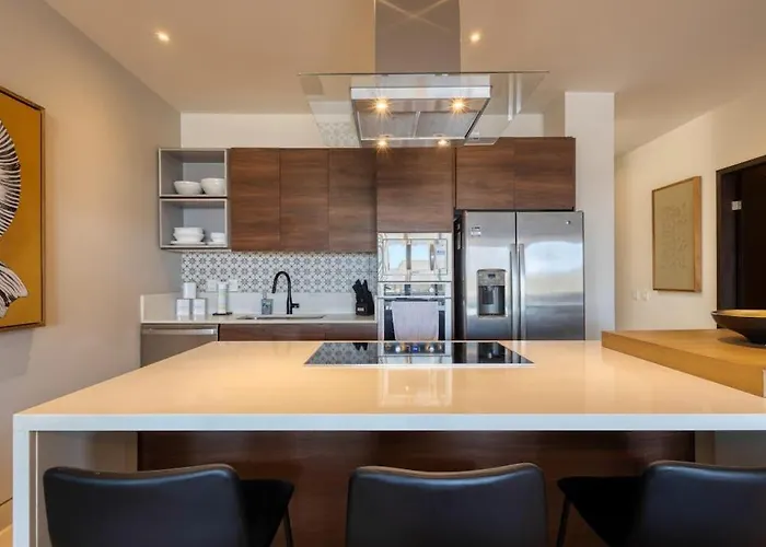 Elegant With Heated Pool, Pickleball, Gym & Garden Views Ferienhaus *