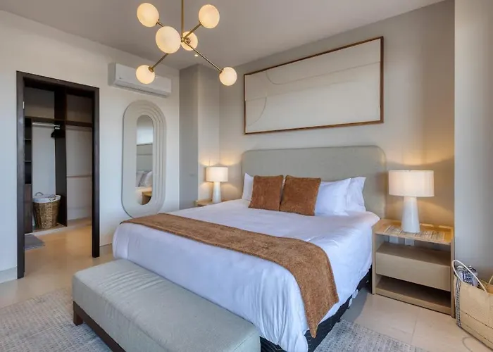 Elegant With Heated Pool, Pickleball, Gym & Garden Views Ferienhaus *