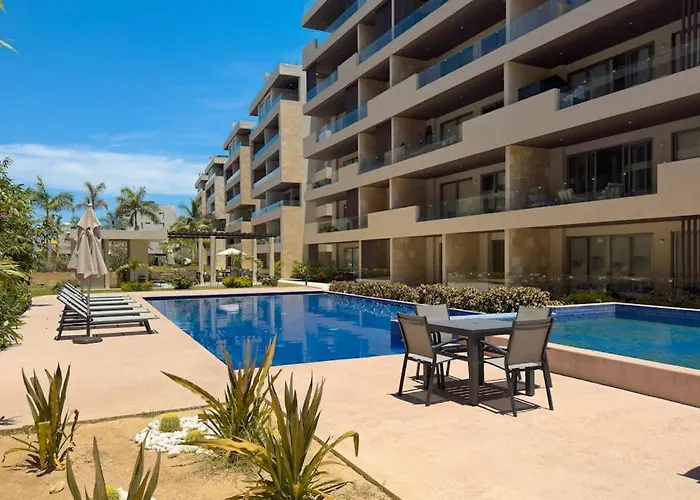 Elegant With Heated Pool, Pickleball, Gym & Garden Views Ferienhaus