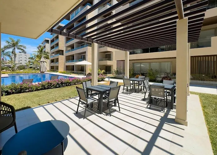 Elegant With Heated Pool, Pickleball, Gym & Garden Views Ferienhaus